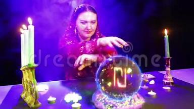 一个在魔法沙龙里的吉普赛人正在用水晶球进行魔法活动，从水晶球看到以色列谢克尔的火象